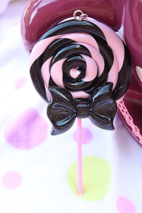 Lollipop Necklace, Kawaii Snacks, Kawaii Foods, Pink Lollipop, Swirl Lollipop, Swirl Lollipops, Lollipop Candy, Candy Candy, Tea Bag Holder