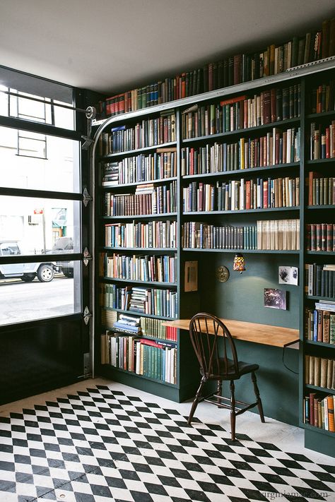 Green garage library Reading Room Decor, Home Library Rooms, Home Library Design, Bookshelf Design, Country Interior, Home Libraries, घर की सजावट, Library Design, Hem Design