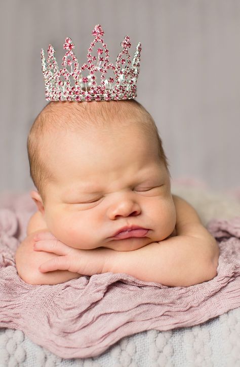 Adorable! Love this pink crown for a baby picture. The Swarovski crystals are so sparkly. Interested in #Royal #baby #names ? Babies Pictures, Angel Bebe, Don't Disturb, Baby Queen, Crown Baby, Newborn Pics, Baby Pic, Its A Girl, Pink Crown