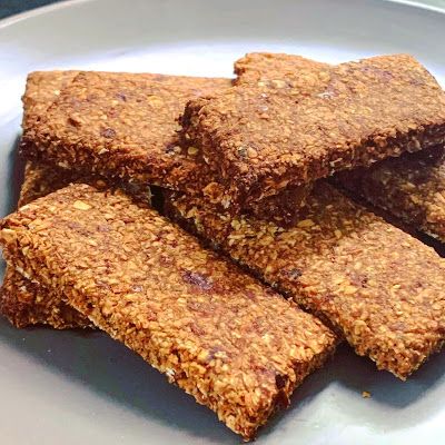 Deserturi Raw Vegan, Oat Slice, Energy Bars Recipe, Muesli Bars, Healthy Sweet Snacks, Healthy Bars, Slices Recipes, Recipe Community, School Lunches