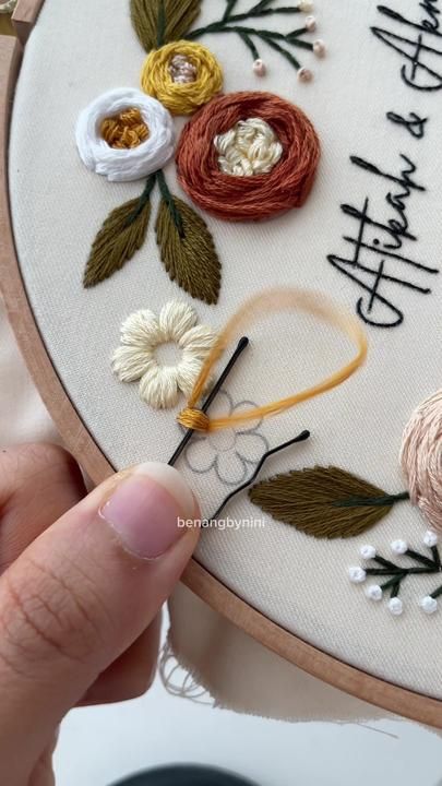 Benangbynini on TikTok Best Embroidery Machine, Etsy Embroidery, Embroidery Lessons, Ribbon Embroidery Tutorial, Diy Embroidery Designs, Christmas Embroidery Designs, Hand Embroidery Tutorial, Hand Embroidery Projects, Hand Embroidery Flowers