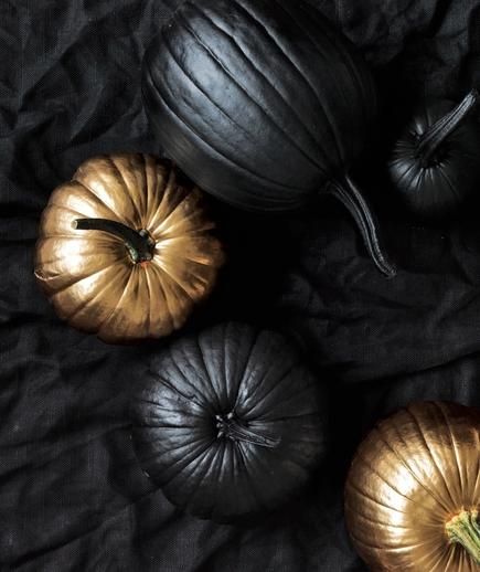 Mixing in a few spray-painted pumpkins in matte black and shiny gold turns a patch of ordinary gourds into an enchanted scene. Halloween Makeup Videos, Black Pumpkins, Chic Halloween Decor, Halloween Chic, Elegant Halloween Decor, Casa Halloween, Halloween Memes, Gold Pumpkins, Modern Halloween