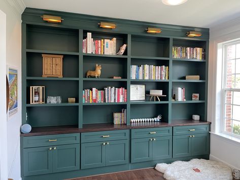 This built-in features brass light fixtures and hardware for an elegant touch. The countertop was stained in oak espresso and the built-in was painted in Benjamin Moore’s hunter green. Green might be unexpected, but it is fresh and natural and will breathe life into any space. Share:TweetWhatsApp Built In Shelves Office, Butcher Block Cabinets, Brazilian Apartment, Built In Library, Brass Light Fixtures, Small Home Library, Green Bookshelves, Painted Built Ins, Primary Bed