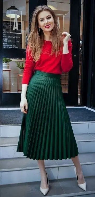 25 Christmas Outfit Ideas for Moms that are effortless and chic Classy Christmas Dresses, Green Pleated Skirt, Green Midi Skirt, Wedding Outfits For Women, Pleated Skirt Outfit, Elegantes Outfit Frau, Cute Christmas Outfits, Christmas Dress Women, Red Sweater Dress