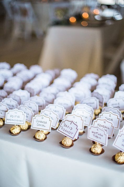 Chocolate Wedding Decoration, Ferrero Rocher Wedding Favors, Unique Wedding Souvenirs, Ferrero Rocher Chocolate, Rocher Chocolate, Wedding Name Cards, Wedding Chocolate, Wedding Favors Cheap, Beach Wedding Favors