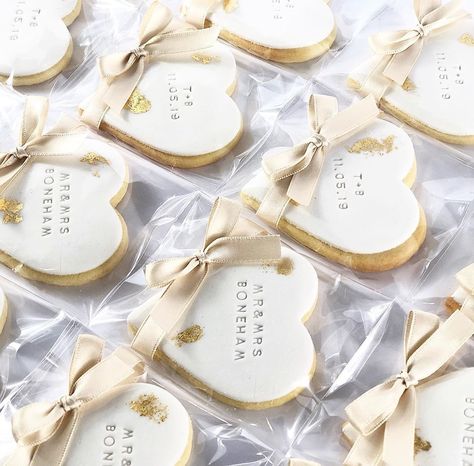 Wedding Cookie Packaging, Cookie Favours Wedding, White And Gold Engagement Cookies, Wedding Cookie Favors For Guests, Wedding Favour Cookies, Cookies For Wedding, Wedding Cookie Favors, Biscuit Wedding Favours, Wedding Biscuits