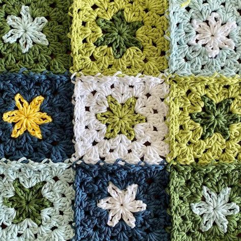 Granny Squares For Blankets, Different Kinds Of Granny Squares, Granny Square Flower Blanket, Cute Granny Squares, Solid Granny Square Pattern, Flower Square Crochet, Star Granny Square, Granny Square Ideas, Crochet Star Blanket