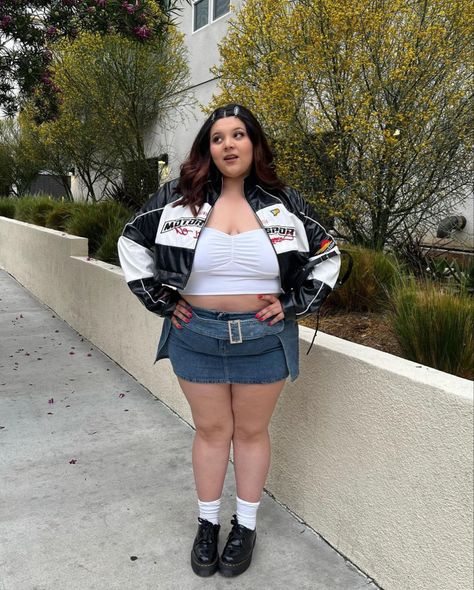 Flattering Summer Outfits, Plus Size Streetwear Fashion, Mini Denim Skirt Outfit, Midsize Fits, Denim Mini Skirt Outfit, Plus Outfits, Chubby Style, Bat Girl, Plus Size Tights