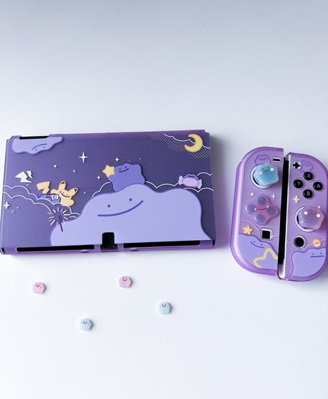 👾 a nice little refresh for my switch with this ditto skin.✨ I loved watching pokémon as a kid. who was your favorite pokémon? thanks @wishavenshop_official 💜 ———💟———- desk setup | pc gamer | gaming setup | desk inspo | soft aesthetic | cozy gaming | nintendo switch • • 🪄 #cozygamer #cozygamingsetup #cozysetup #gamingsetup #desksetup #minimalsetups #pcsetup #setupinspiration #setuptour #gaming #pc #nintendo #nintedoswitch #switchcase #wishavenshop #dittopokemon Pokemon Switch, Switch Aesthetic, Setup Pc, Gaming Nintendo, Cozy Gaming, Desk Inspo, Aesthetic Cozy, Soft Aesthetic, Pc Setup