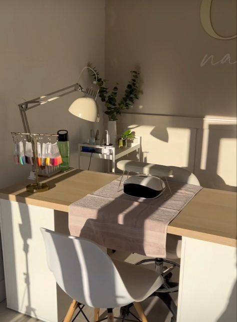 Manicure Station Ideas At Home, Small Nail Suite Ideas, Small Nails Salon Ideas, Cute Nail Studio, Cozy Nail Salon, Nail Artist Studio, Nail Room Ideas Home Small Luxury, Nail Bar Aesthetic, Aesthetic Nail Salon Interior