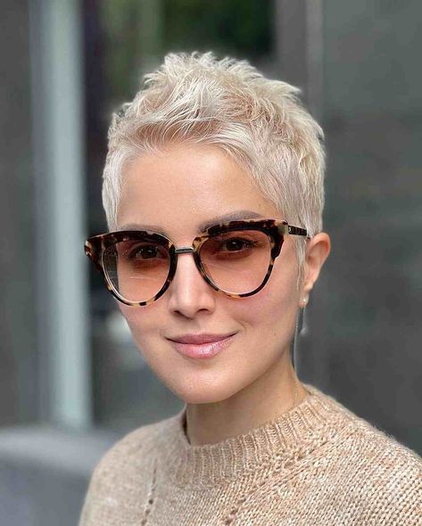 The Top 21 Hairstyles for Oval Faces of 2022 Oval Face Shape Hairstyles, Hairstyles For Oval Faces, 40 Hairstyles, Oval Face Shape, Haircuts Blonde, Hair Undercut, Oval Face Haircuts, Blonde Pixie Hair, Blonde Haircuts