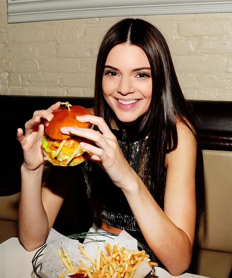 The 3 Foods Kendall Jenner LOVES #refinery29 Kendall Jenner Young, Kendall Jenner Diet, Kendall Jenner Pics, Model Behavior, Burger Places, Diet Vegetarian, Kendall And Kylie Jenner, People Eating, Jenner Style