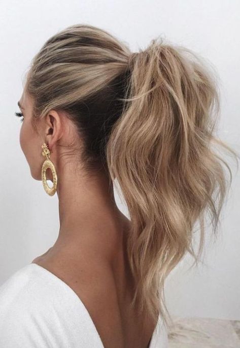 a wavy and voluminous high ponytail looks chic and feminine, besides it's a timeless solution Casual Wedding Hair, Hair In A Ponytail, Wedge Hairstyles, High Pony, Mode Retro, Hairstyles Ponytail, A Ponytail, High Ponytails, Wedding Hair And Makeup