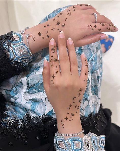 Minimal Henna Designs Finger, Moon Star Mehndi Designs, Jagua Tattoo Design, Minimalistic Henna Designs, Henna Minimalist, Henna Moon Design, Minimalist Henna Design, Minimalist Henna, Minimal Henna Designs