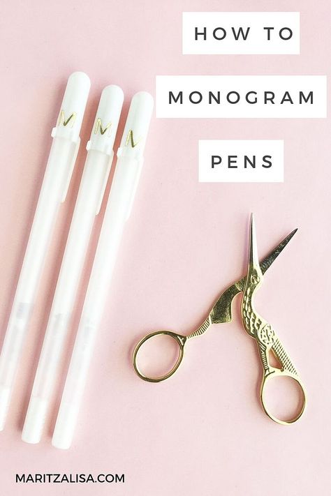 I love making my own homemade gifts! These DIY Gold Monogrammed Pens were so EASY to make! #diystationery #diymonogram #diygifts #handmadegifts #maritzalisa Personalized Pens Diy, How To Monogram, Diy Monogram, Diy Pencil, Pen Diy, Diy Gold, Vinyl Monogram, Diy Event, Tutorials Diy