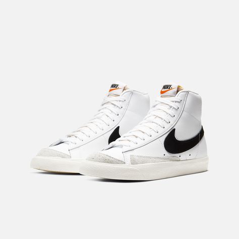 Las nike blazer mid '77 vintage cz1055-100 white/black-sail aprovechan el look clásico de nike de baloncesto con un acabado retro en la mediasuela, para que parezca que llevas años guardándolas. su ante exquisito, el swoosh retro y la zona del tobillo acolchada lo convierten en un básico moderno. los colores impecables añaden un look exquisito que completa cualquier look. las zapatillas presentan parte superior cómoda de material sintético y piel, y revestimientos cosidos con un bordado visible Blazers Nike, Обувь Air Jordan, Blazer 77, Nike Noir, Basketball Nike, Blazer Mid 77 Vintage, Preppy Shoes, Nike Blazer Mid 77, Basket Vintage