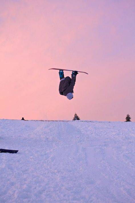 pink sky Snowboard Pictures, Snowboard Aesthetic, Sunset Snow, Snowboarding Pictures, Snowboarding Aesthetic, Snowboarding Photography, Snowboard Art, Ski Aesthetic, Snow Trip