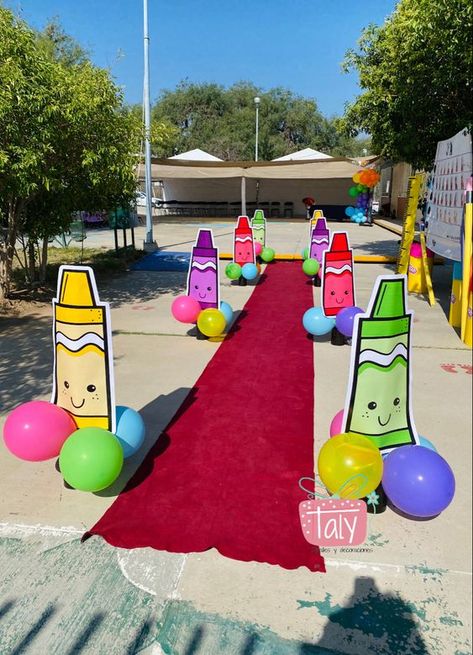 Welcome back to school decorations Outdoor Preschool Graduation Ideas, Kindergarten Graduation Backdrop, Kindergarten Hallway, Preschool Prom, Preschool Graduation Decorations, Kindergarten Graduation Decorations, Back To School Decorations, Preschool Creative Art, Kindergarten Graduation Party