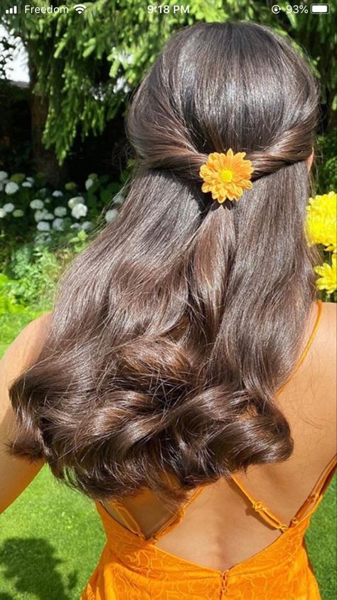 Haldi Hairstyle For Short Hair, Flowers In Hair Casual, Flower In The Hair Aesthetic, Hairstyle With Flowers Indian, Hairstyles For Desi Outfits, Desi Hairstyles Short Hair, Hairstyles With Indian Outfits, Desi Hairstyles, Dreamy Hairstyles