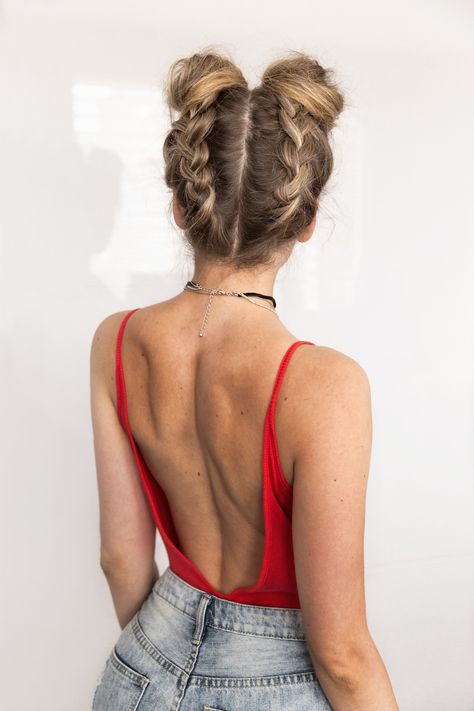 Space Buns Festival, Festival Buns, Festival Hair Updo, Braid Hairstyles For Short Hair, Festival Hair Tutorial, Buns And Braids, Space Buns Hair, Fest Outfits, Space Buns