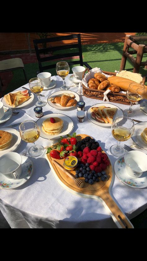 Breakfast Aesthetic Mornings Table, Old Money Breakfast Aesthetic, Big Family Breakfast Aesthetic, Sunday Morning Breakfast Aesthetic, Aesthetic Breakfast Table, Family Brunch Aesthetic, Big Breakfast Aesthetic, Breakfast At Home Aesthetic, Summer Breakfast Aesthetic