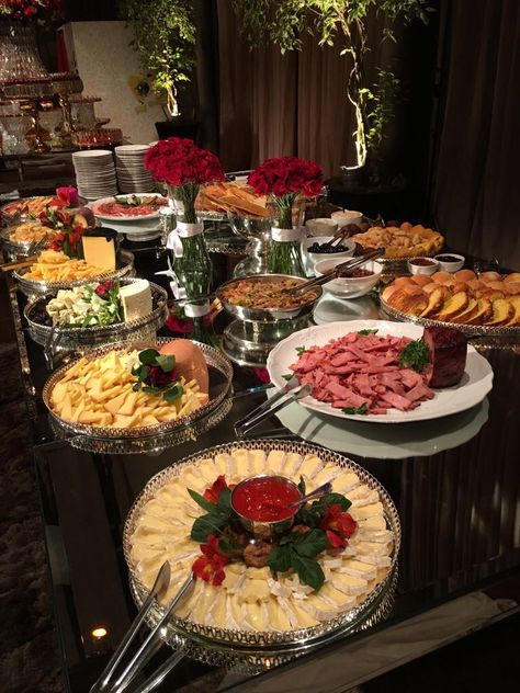 Fancy Party Buffet, Royal Food Table Aesthetic, Royal Banquet Food, Luxury Party Food, Fancy Snack Table, Boujee Dinner Party, Royal Food Table, Fancy Dinner Buffet, Expensive Food Dinners