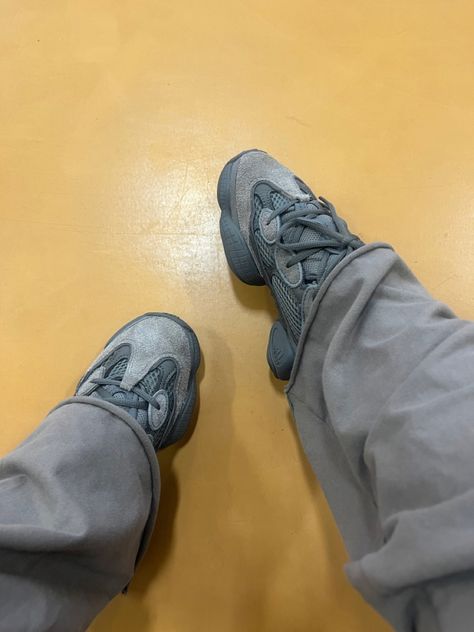 Yeezy 500 Outfit Women, Yeezy Boots Outfit, Yezzy Shoes Women, Bape Shoes, Yeezy Boots, Crocs Fashion, Timeless Shoes, Pretty Shoes Sneakers, Yeezy 500