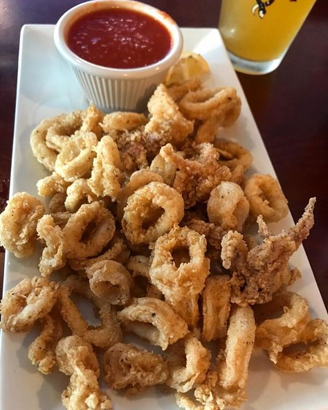 Fried Calamari Aesthetic, Fried Squid, Fried Seafood, Calamari Recipes, Food Seafood, Tropical Food, Fried Calamari, Food Babe, Food Therapy