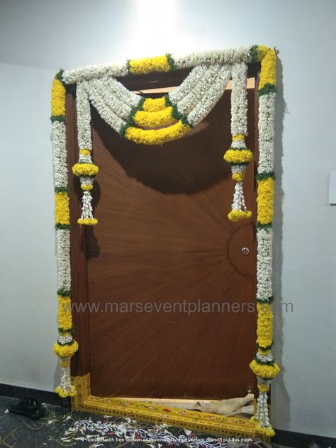 House Opening Decoration With Flowers, Door Flower Decoration, Doors Decoration, Flower Toran, Hyderabad Wedding, Godh Bharai, Toran Design, Leaf Decor Wedding, Hindu Wedding Decorations