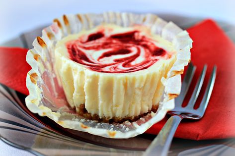 strawberry-swirl-cheesecake-cupcakes-recipe Mini Cheesecake Cupcakes, Strawberry Cheesecake Cupcakes, Cheesecake Cupcake, Cheesecake Cupcakes Recipe, Strawberry Swirl Cheesecake, Swirl Cupcakes, Swirl Cheesecake, Cheesecake Cups, Cheesecake Cupcakes