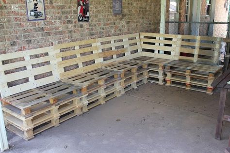 We've seen some inexpensive patio makeovers, but this one is insane! Inexpensive Patio, Patio Furniture Makeover, Pallet Furniture Plans, Pallet Seating, Pallet Garden Furniture, Pallet Patio Furniture, Pallet Patio, Wooden Pallet Furniture, Pallet Sofa