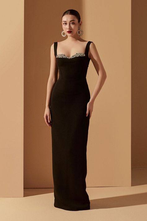 Classic Gowns Evening Elegant Dresses, Heart Shape Neckline Dress, Square Neck Dress Formal, Classy Fashion Outfits, Heart Neck Dress, Sleek Gown, Texture Floor, Famous Dress, Sweetheart Neckline Dress