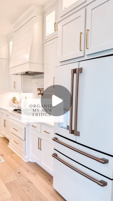 Sierra Honeycutt | Content Creator on Instagram: "Convince me a snack drawer on a fridge isnt a game changer with kids 😍 Comment “ Golden Days “ for the links to everything I used to organize in this video + the fridge model sent straight to your DM’s 💌 Organizing things can also be found on my Amazon Storefront 💕 #newfridge #fridgeorganization #organizingmyfridge #fridgegoals #cafefridge #amazonorganization #amazonfridgeorganization" Fridge Next To Door, Cafe Refrigerator Organization, Cafe Fridge Organization, Bespoke Fridge Organization, Ge Cafe Fridge Organization, Refrigerator Drawer Organization, Fridge Snack Drawer Organization, Kids Snack Drawer In Fridge, Kitchen Ideas Fridge