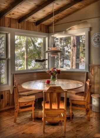 breakfast nook idea Small Cabin Dining Room, Log Cabin Dining Room Ideas, Cabin Breakfast Nook, Cabin Dining Room Ideas, Rustic Cabin Dining Room, Small Log Cabin Homes Interior, Rustic Breakfast Nook, Cabin Dining Table, Cabin Ceiling