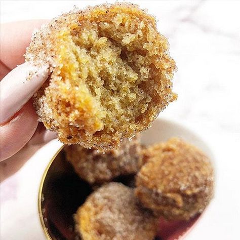 Crumb Donut, Keto Donut Holes, Keto Pork Rinds, Pork Rind Recipes, Caveman Diet Recipes, Best Low Carb Snacks, Keto Donuts, Pork Rind, Cake Donut