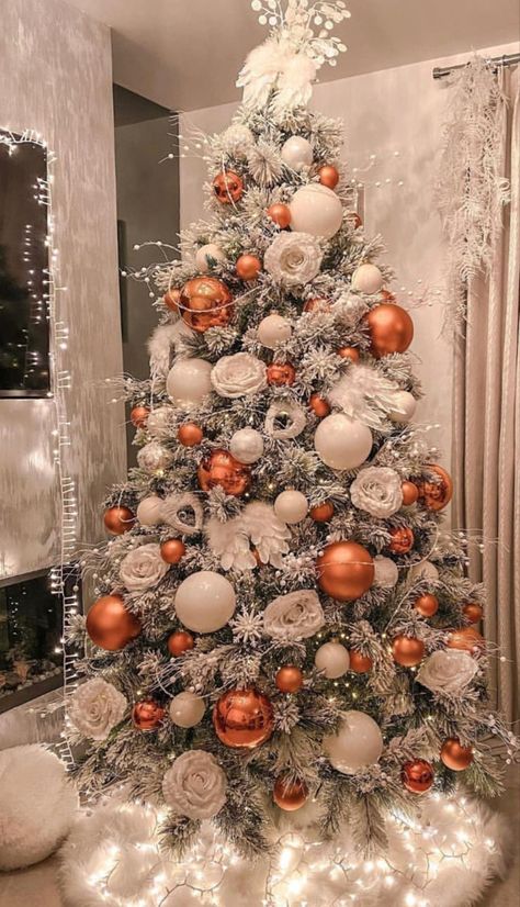 Orange Christmas Tree, Pretty Christmas Decorations, Purple Christmas Tree, Copper Christmas, Orange Christmas, Elegant Christmas Trees, Modern Christmas Tree, Christmas Themes Decorations, Christmas Tree Inspiration