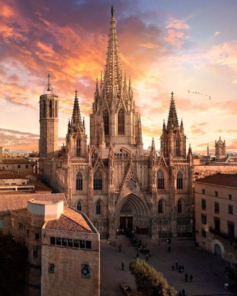 Barcelona Tourist Attractions, Barcelona Photography, Minecraft Inspiration, Barcelona City, Win A Trip, Instagrammable Places, Historical Place, Spain Travel, Beautiful Buildings