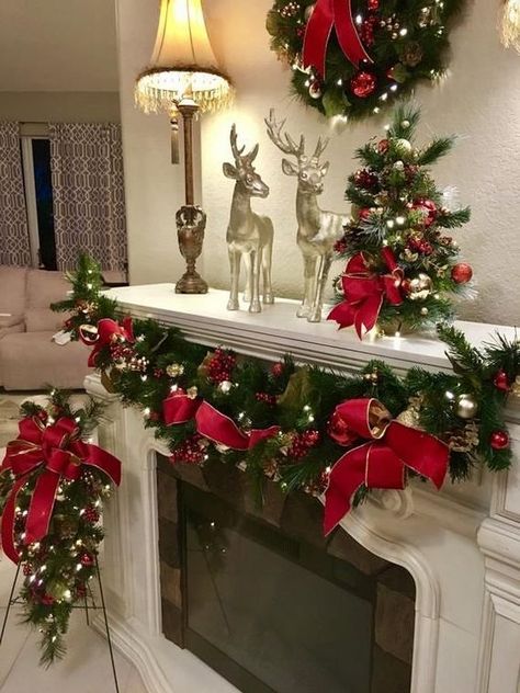 Christmas Staircase Decor, Christmas Staircase, Red Christmas Decor, Tafel Decor, Wreath Garland, Christmas Fireplace Decor, Christmas Mantel, Gold Christmas Decorations, Christmas Mantel Decorations