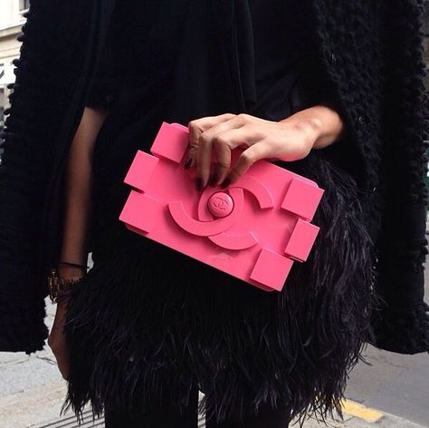 52  Inspirational Winter Bagss Designs For 2019 #bags #beautifulbags #bagdesigns Lego Clutch, Chanel Lego, Lego Bag, Moda Chanel, Chanel Clutch, Classic Chanel, Feather Skirt, Chanel Pink, Cool Girl Style