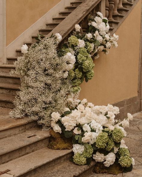 Elegant and timeless🤍 Photos: @erinleydon @dosmasenlamesa Bride: @kayla_seah Dress: @galialahav Floral Design: @miiaeventsflowers Venue: @cosellicollectionvillas Staircase Floral Decor, Wedding Staircase Decoration, Green Hydrangea Wedding, Elegant Staircase, Wedding Staircase, Kayla Seah, Wedding Aesthetics, Lucca Italy, Wedding Entrance Decor