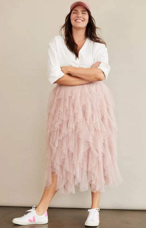 The Anthropologie ruffled tulle skirt plus size option is the perfect statement piece your travel packing list needs! This flirty piece has a ballet-inspired feel that’ll add effortless elegance to your outfit, is incredibly flattering, works no matter the season, and can be styled in many different ways. #TravelFashionGirl #TravelFashion #TravelClothing #tulleskirt #tulleskirtoutfit #tulleskirtfashion #ulleskirtoutfitcasual #pleatedskirt Tulle Skirt Outfits Casual, Tulle Skirt Plus Size, Ruffle Skirt Outfit, Tulle Skirts Outfit, Fashion 90s, Tulle Midi Skirt, Outfit Formulas, Ballet Dancer, Plus Size Skirts