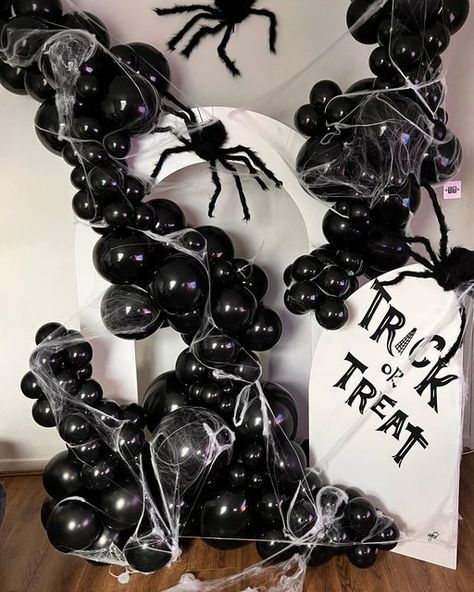 Black Balloons Halloween, Spider Balloon Arch, Halloween Party Decorations Balloons, Ballon Halloween Decoration, Backyard Halloween Birthday Party, Halloween Party Balloon Garland, Spooky Balloon Garland, Halloween Party Back Drop, Halloween Balloons Garland