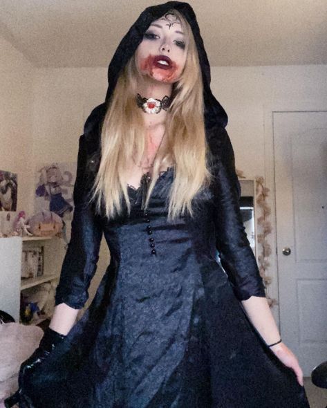 azu (@bunnibarf) • Instagram photos and videos Bela Dimitrescu Makeup, Donna Beneviento Cosplay, Outfit Ideas For Halloween, Lady Dimitrescu Cosplay, Halloween Blonde, Cool Halloween Costume Ideas, Bella Demetrescu Cosplay, Halloween Costumes Horror, Halloween Ideas Costumes