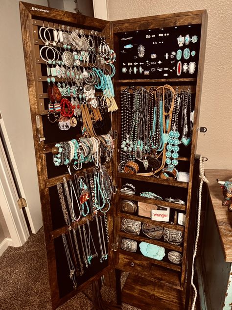 Western Jewelry Holder Rustic, Western Jewelry Box Ideas, Jewelry Organizer Western, Western Makeup Room Ideas, Western Jewelry Organization, Western Jewelry Cabinet, Western Room Organization, Turquoise Jewelry Display, Cute Western Home Decor