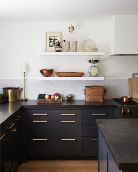 Dark Countertops, Cabinet Remodel, Interior Vintage, Classic Kitchen, Upper Cabinets, Black Kitchen, Kitchen Trends, Black Cabinets, Trendy Kitchen