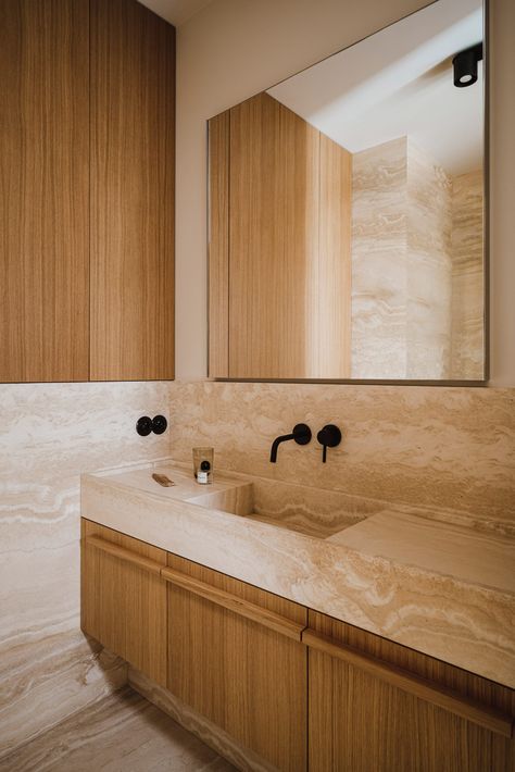 Botaniczna Apartment is a tranquil home for a couple working in medicine Travertine Bathroom, Travertine Sinks, Loft Style Interior, Tranquil Home, Marble Interior, Oak Bathroom, Dream Bath, Oak Shelves, Bauhaus Style