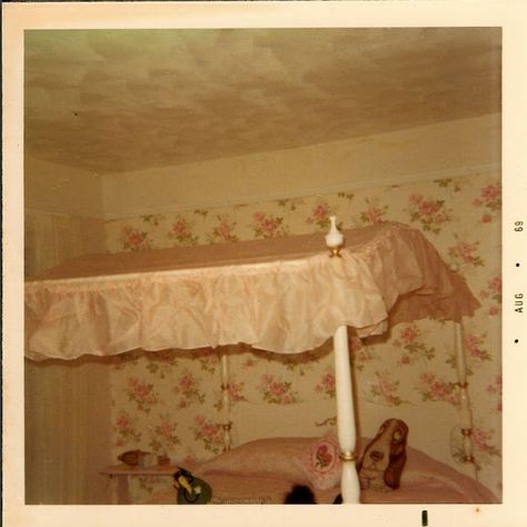 60s Room Ideas, 1950��’s Bedroom, 50s Room Aesthetic, 50s Bedroom Aesthetic, 60s Room Aesthetic, 50s Room Decor, 1960s Room, 50s Room, 50s Bedroom