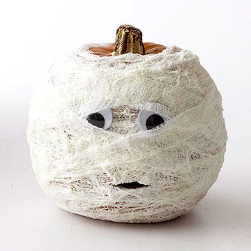 pumpkin decorating Labu Halloween, Mummy Pumpkin, Halloween Pumpkin Diy, Soirée Halloween, Glow Pumpkin, Dekorasi Halloween, No Carve Pumpkin Decorating, Halloween Fest, Hallowen Ideas