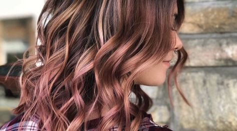 Your go-to guide on all things rose brown hair colour and aftercare Chocolate Mauve Hair, Rose Brown Hair, Brown And Pink Hair, Balayage Hair Rose, Balayage Hair Blonde Medium, Balayage Hair Caramel, Brown Hair Shades, Lilac Hair, Vlasové Trendy