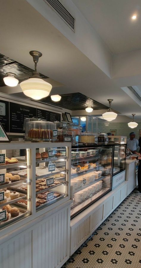 Magnolia bakery Magnolia Bakery New York, Brooklyn Bakery, Cafe Nyc, Cafe Counter, Bakery Shop Design, Bakery Interior, Small Bakery, Magnolia Bakery, Small Cafe Design